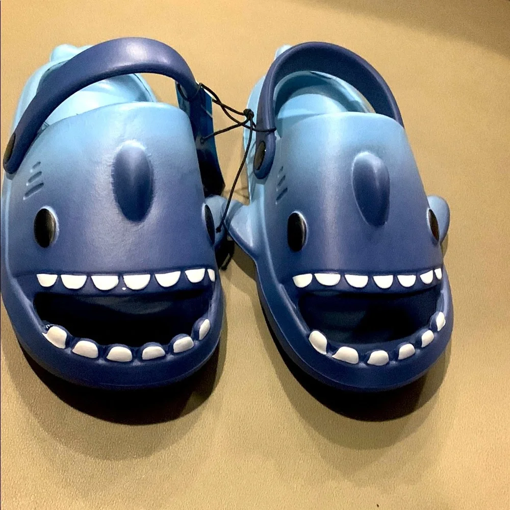 Shark Kids Blue Clogs NEW Size L (9-10) Cute Shark teeth & fins Baby Shark Shark